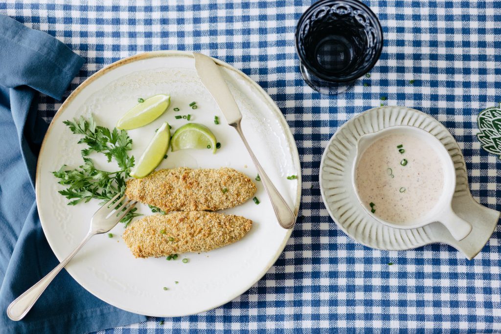 Peixe Empanado Assado com Molho de Iogurte