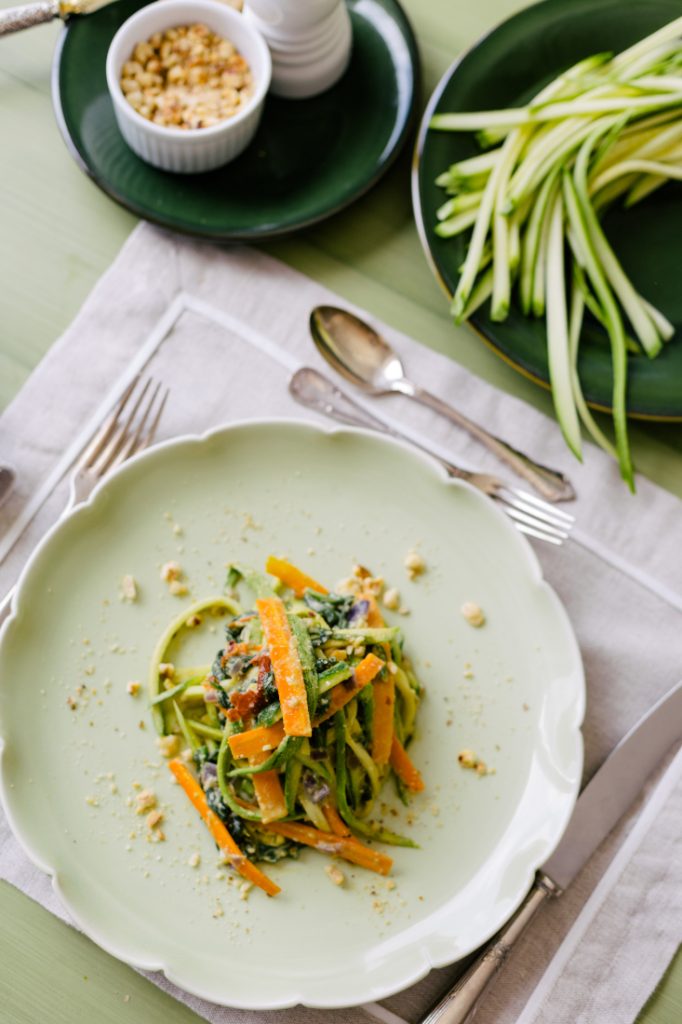 Tagliatelle de Abobrinha e Cenoura com Molho de Espinafre e Amêndoa