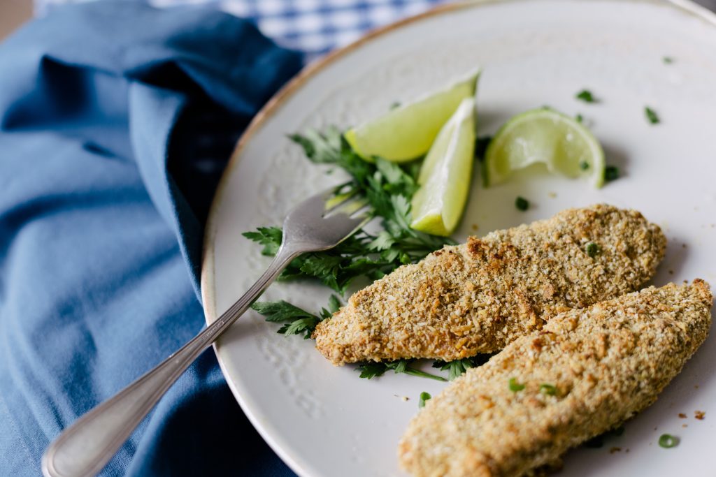 Peixe Empanado Assado com Molho de Iogurte