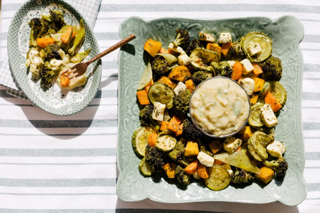 Legumes Grelhados no Forno com Tofu e Molho de Alcachofra e Iogurte