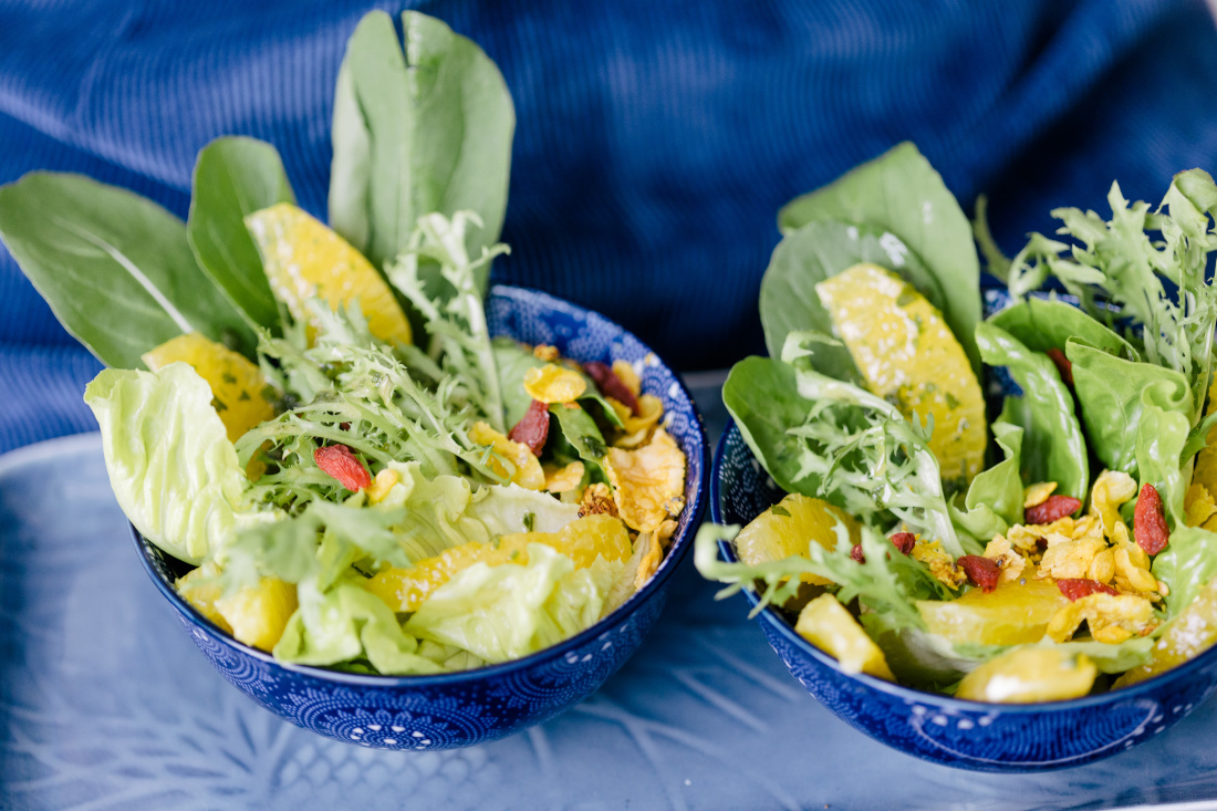 Salada de Folhas Verdes com Vinagrete de Laranja e Granola Salgada de Sementes