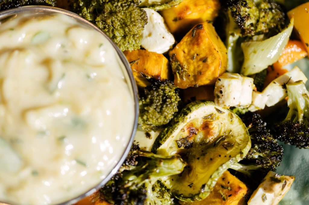 Legumes Grelhados no Forno com Tofu e Molho de Alcachofra e Iogurte