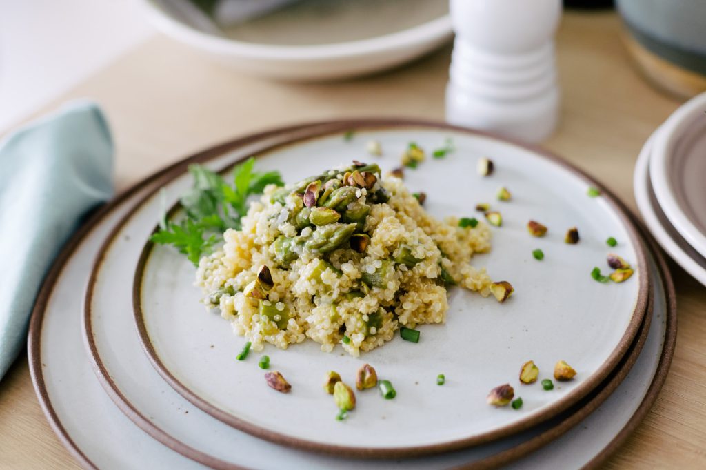 Quinoto de Aspargo e Limão-Siciliano com Pistache (Risoto de Quinua)