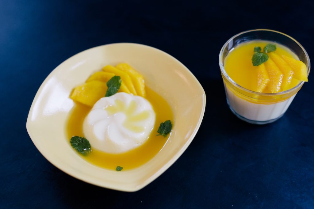 Panna Cotta de Iogurte com Maracujá e Manga