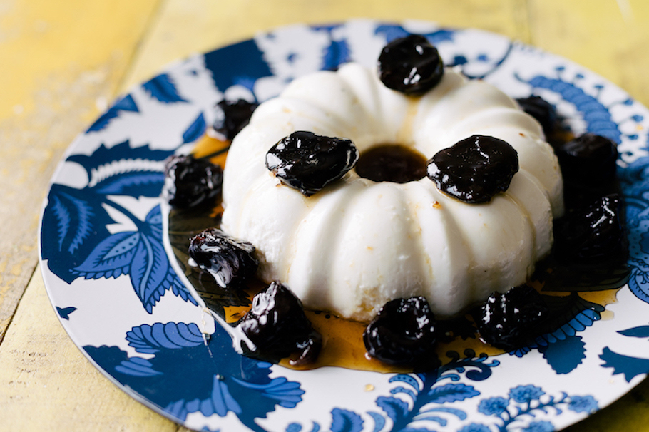 Manjar de Coco de Kefir com Calda de Ameixa