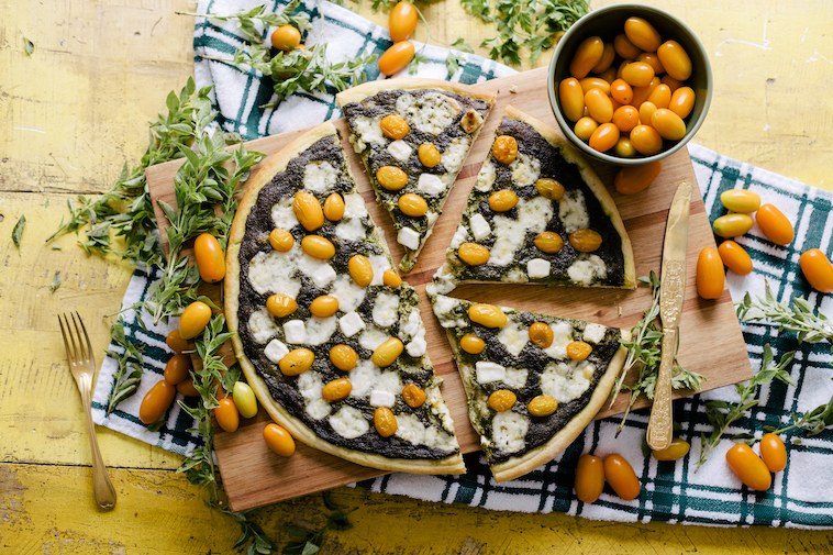 Pizza Bianca com Tomate Amarelo, Queijo de Cabra e Molho Pesto