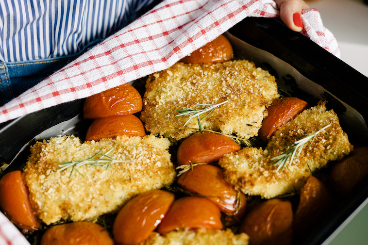 Sobrecoxa à Milanesa com Tomates Assados