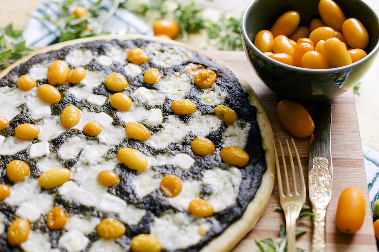 Pizza Bianca com Tomate Amarelo, Queijo de Cabra e Molho Pesto