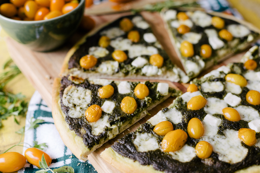 Pizza Bianca com Tomate Amarelo, Queijo de Cabra e Molho Pesto