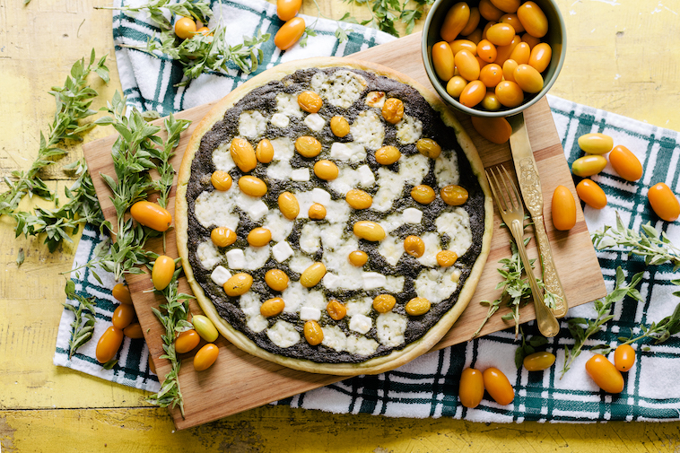 Pizza Bianca com Tomate Amarelo, Queijo de Cabra e Molho Pesto