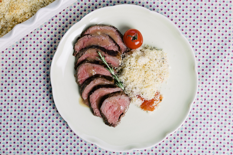 Filé-Mignon no Próprio Molho do Assado com Crumble de Tomate