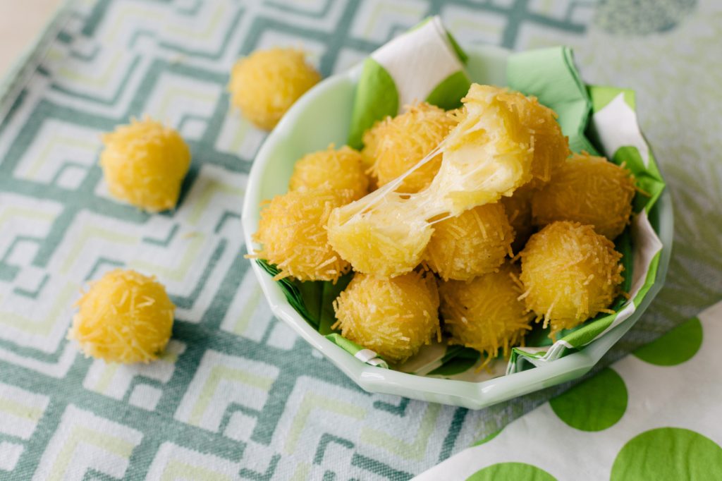 Bolinha de Queijo (Empanada em Cabelo de Anjo)