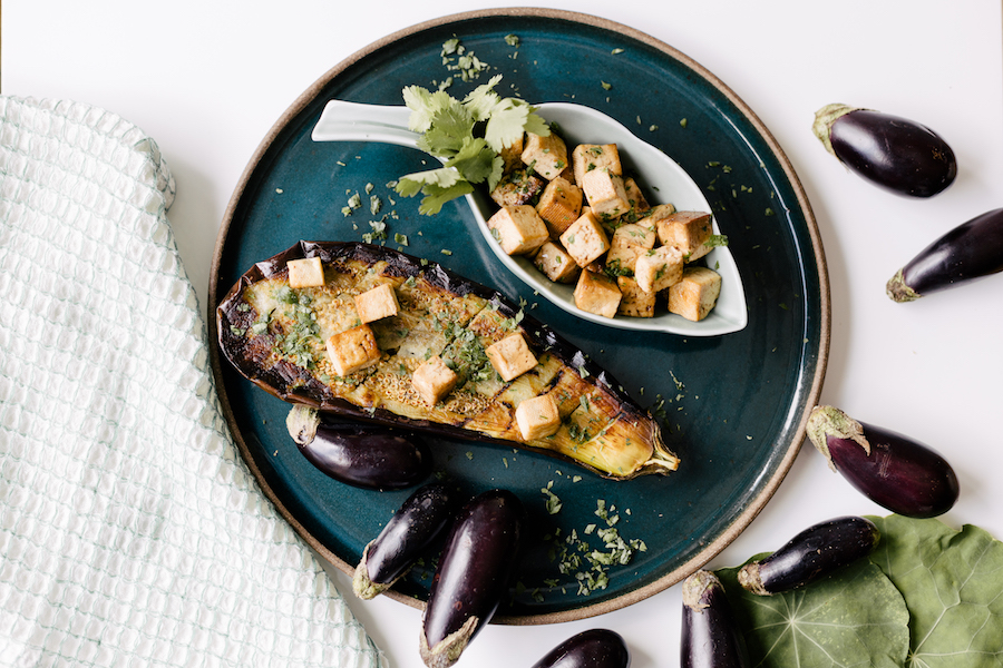 Tofu Marinado Sobre Berinjela Grelhada