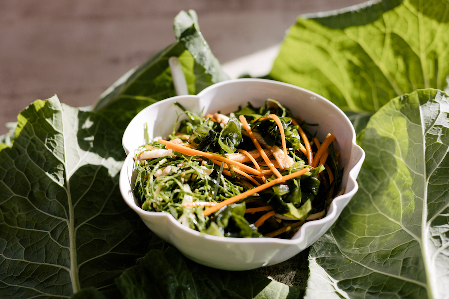 Salada Oriental de Couve, Laranja e Shiitake com Molho de Laranja