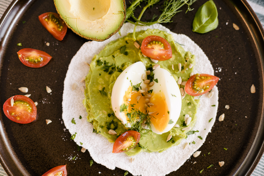 Tapioca com Avocado, Tomatinhos, Ervas e Ovos