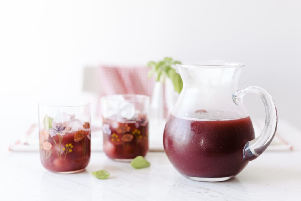 Suco de Frutas Vermelhas com Manjericão