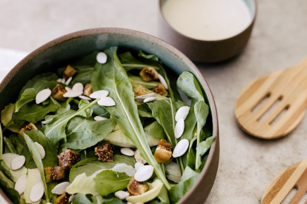 Salada de Rúcula com Figo e Semente de Abóbora ao Molho de Iogurte