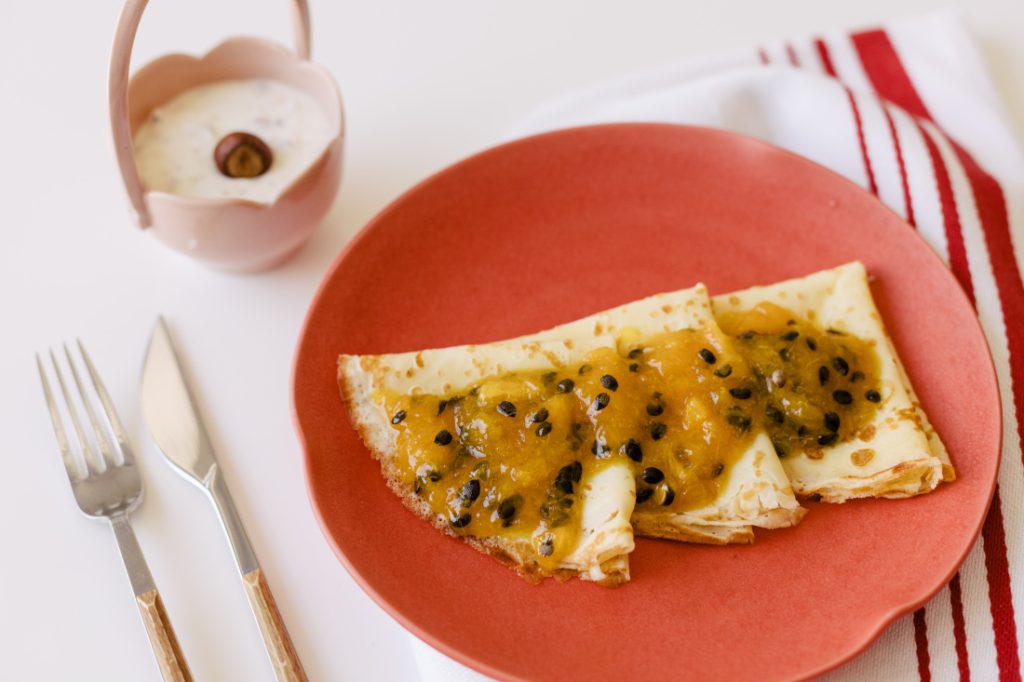 Crepes com Compota de Laranja e Maracujá Servidos com Iogurte Grego com Avelã