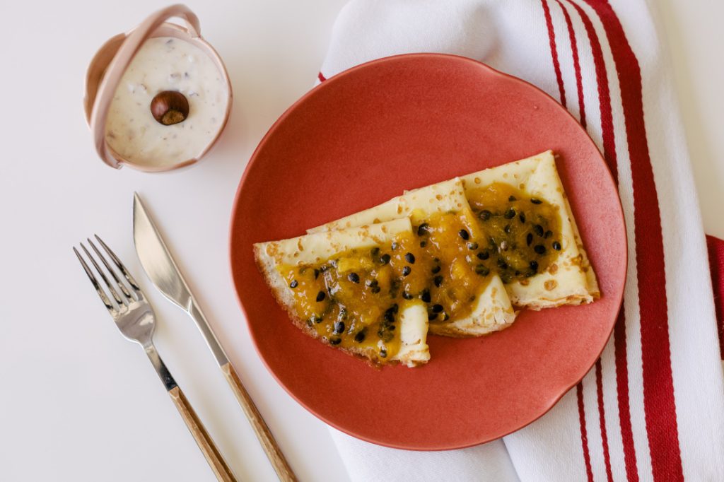 Crepes com Compota de Laranja e Maracujá Servidos com Iogurte Grego com Avelã