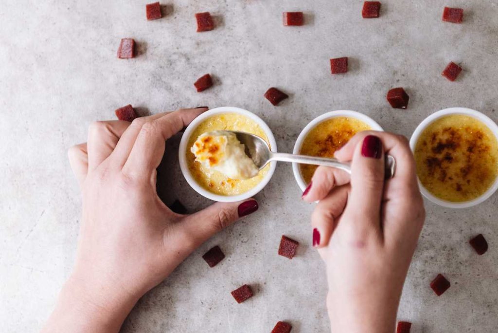 Crème Brûlée com Goiabada e Calda de Gengibre