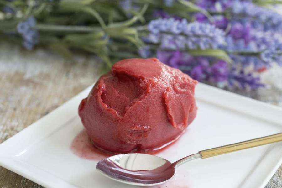 Dia dos Namorados – Brie em Massa Folhada com Iscas de Mignon em Redução de Frutas Vermelhas