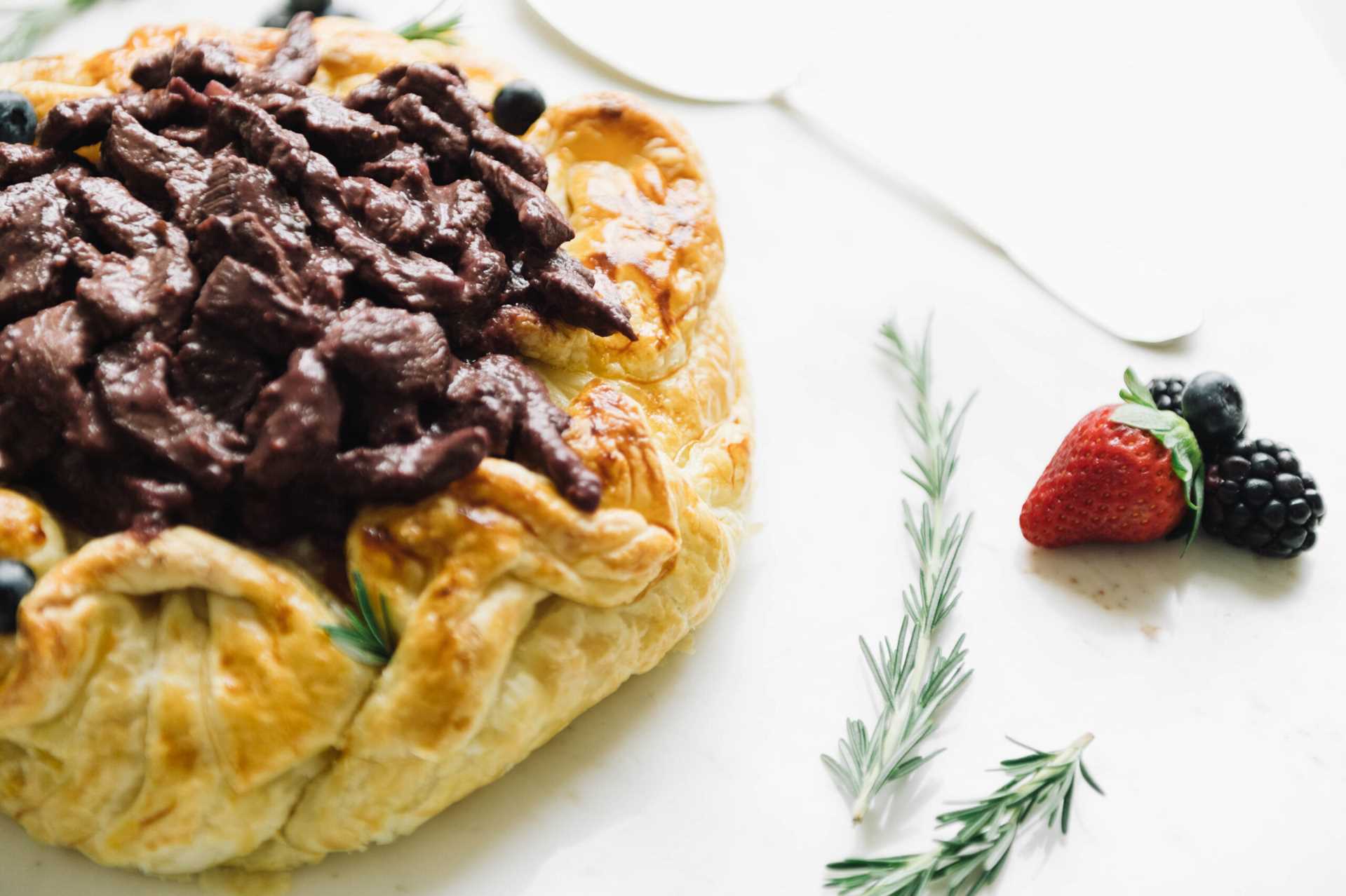 Brie em Massa Folhada com Iscas de Mignon em Redução de Frutas Vermelhas