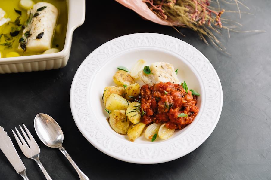 Bacalhau com Molho de tomate e batatas na manteiga