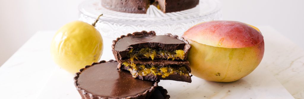 Torta de Chocolate e Frutas Amarelas