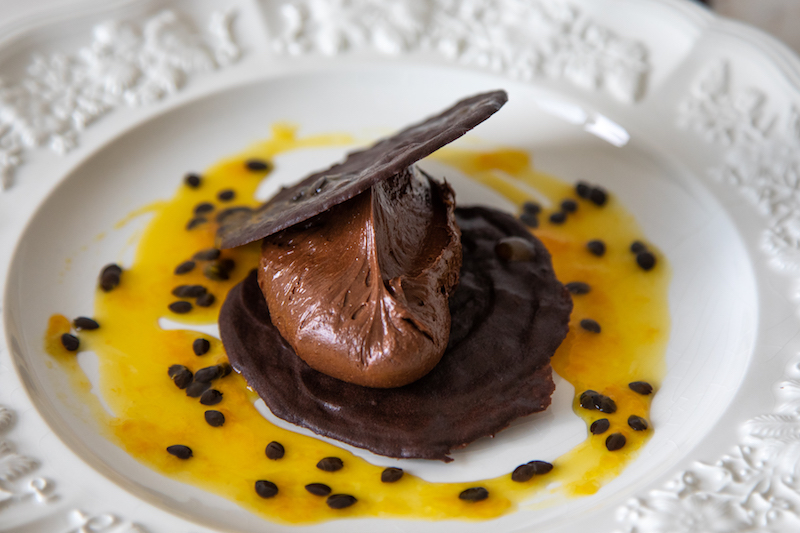 Verrine de Mousse de Chocolate com Coulis de Maracujá e Tuile de Cacau