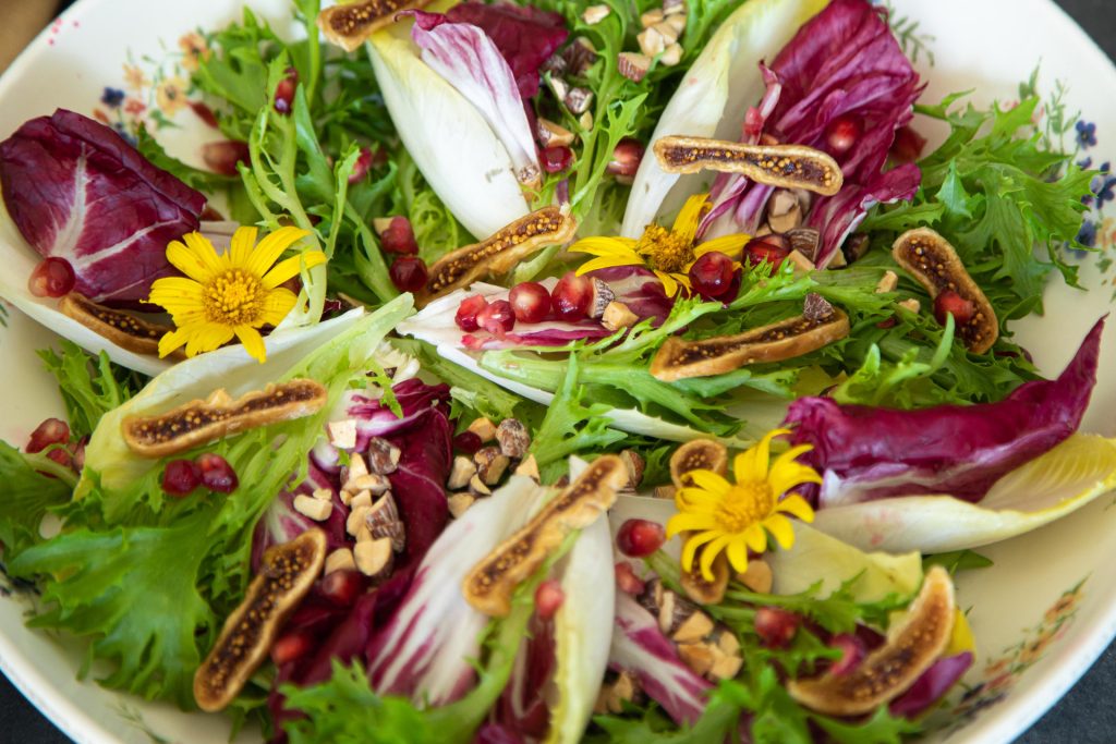 Salada de Folhas, Figo Seco e Amêndoa com Vinagrete de Romã