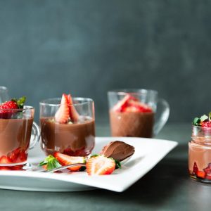 Mousse Vegana Superfácil de Chocolate com Morango