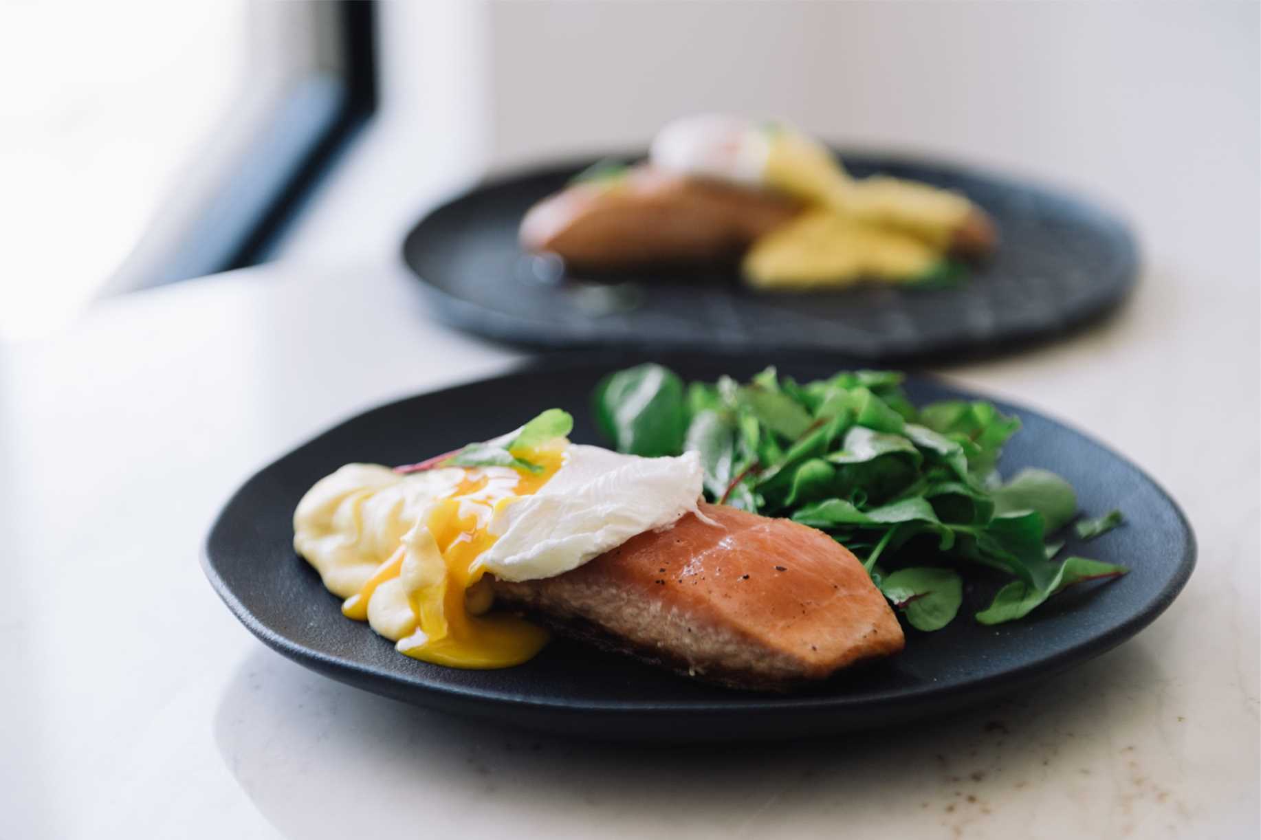 Salmão Selado com Ovos Benedict e Molho Holandês