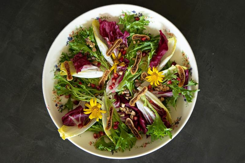 Salada de Folhas, Figo Seco e Amêndoa com Vinagrete de Romã