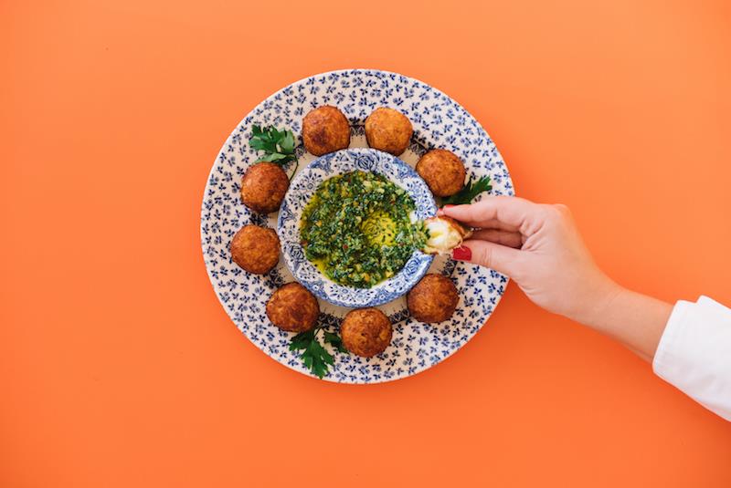 Bolinho Prático de Bacalhau Recheado com Ovo e Pesto de Pimenta