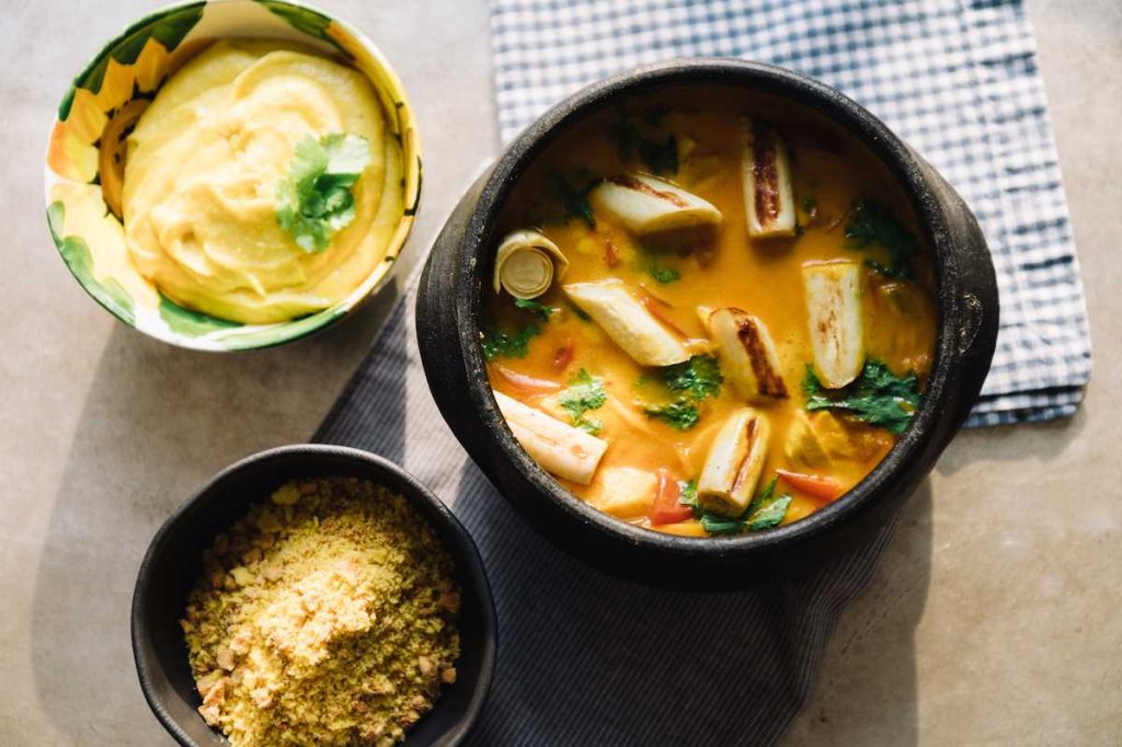 Moqueca Vegetariana de Palmito com Purê de Banana e Farofa de Castanha-de-Caju