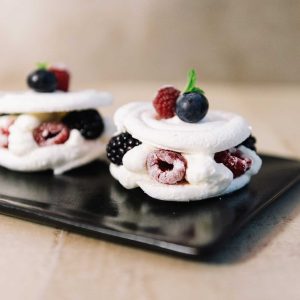 Pavlova Recheada com Frutas Vermelhas