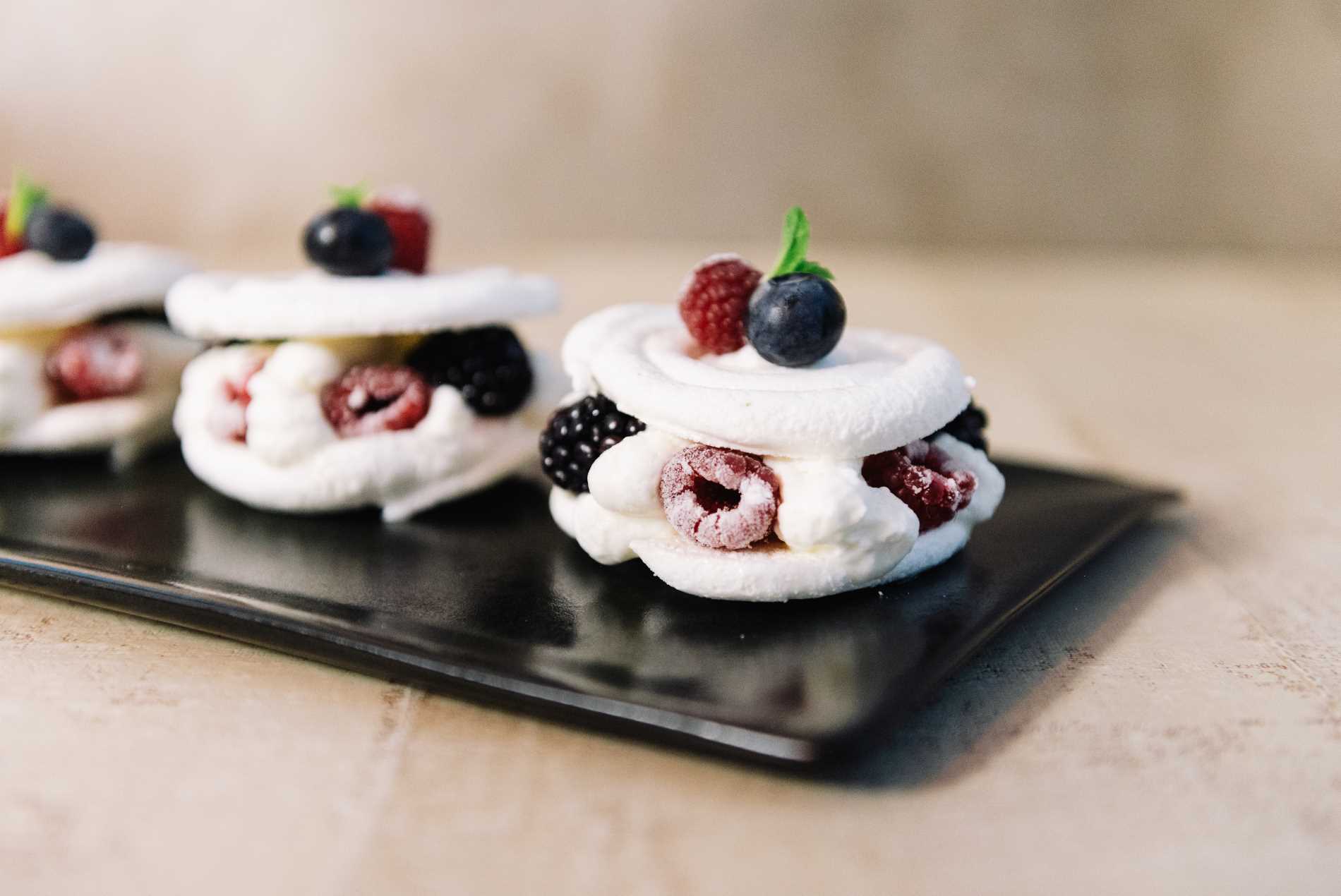 Pavlova Recheada com Frutas Vermelhas