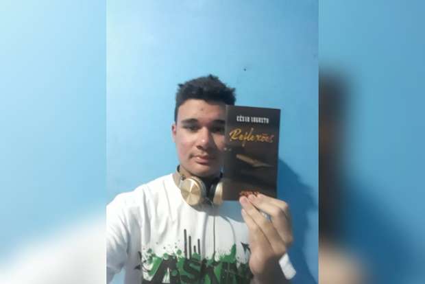 Com projeto de escrever canções, adolescente publica livro de poesia em Campo Grande