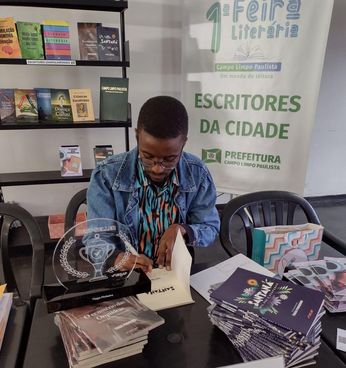 Tiago Pinheiro autografando um de seus livros