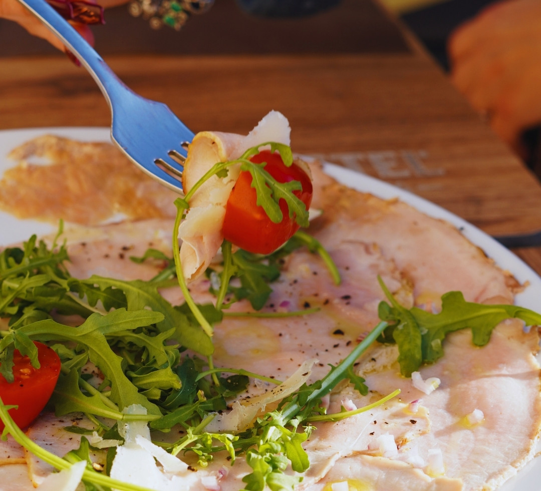 Carpaccio tibio de lomo de cerdo a la brasa con parmesano