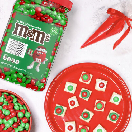 M&M'S Give the gift of fun this holiday season when you treat your friends, family and coworkers to M&M'S Milk Chocolate Christmas Candy. These bite-size pieces are made with real milk chocolate and dressed up in red and green to celebrate the holidays.