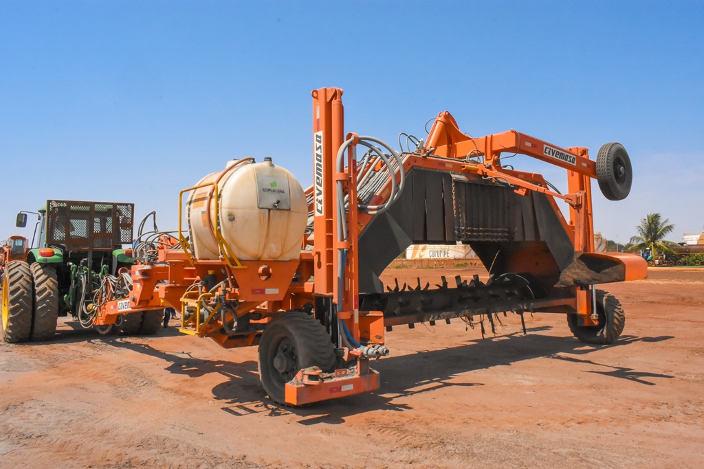 The composter has some important accessories, such as a biocatalyst tank, placed on the side of the chassis and used to apply inoculant.