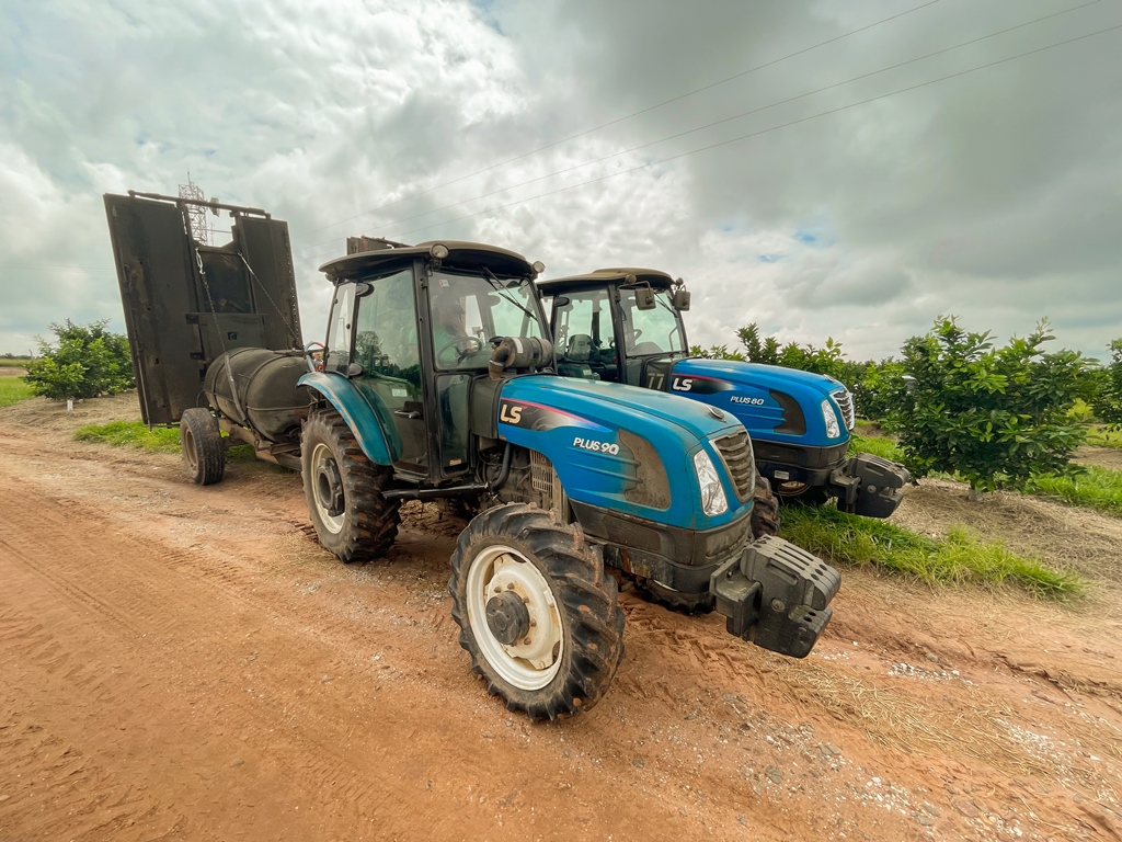 Dois tratores observados no teste estavam tracionando pulverizadores de turbina utilizados para os tratamentos fitossanitários dos pomares