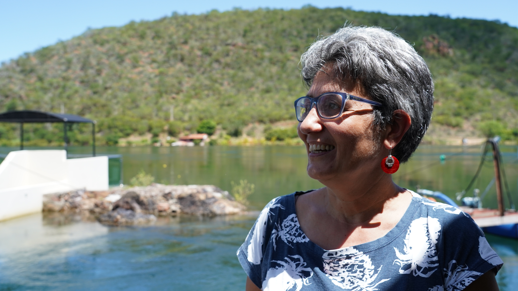 Claire Cerdan às margens do Rio São Francisco, em Piranhas (AL). - Foto: Elias Rodrigues