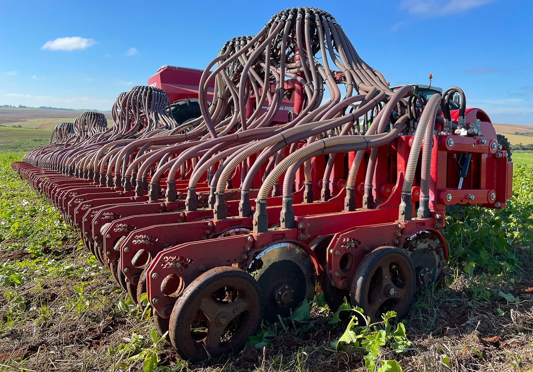 The movement of straw between the lines is facilitated due to the machine design that provides for a gap of 65cm between one line and another