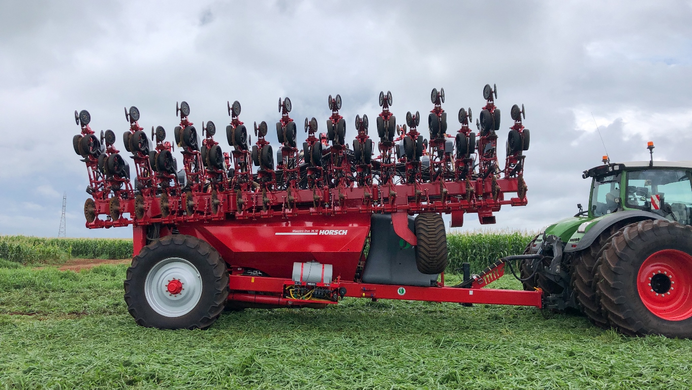 Two pistons connected to the central frame articulate the planting bar from the working position for quick transport, leaving the seeder with a total width of 3,10 meters