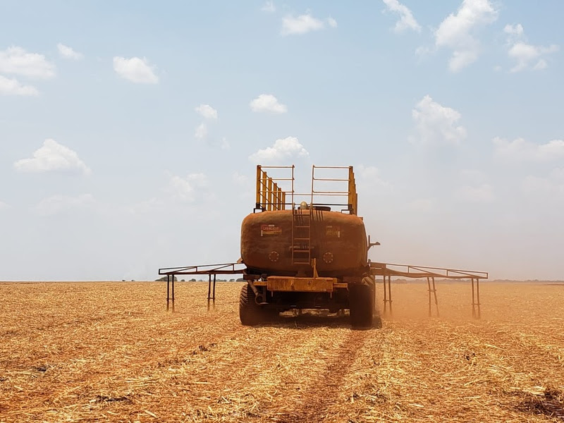 Vinhaça, subproduto do processamento da cana-de-açúcar rico em cloreto de potássio, é aplicada em plantação da BP Bunge Bioenergia. - Foto: Divulgação