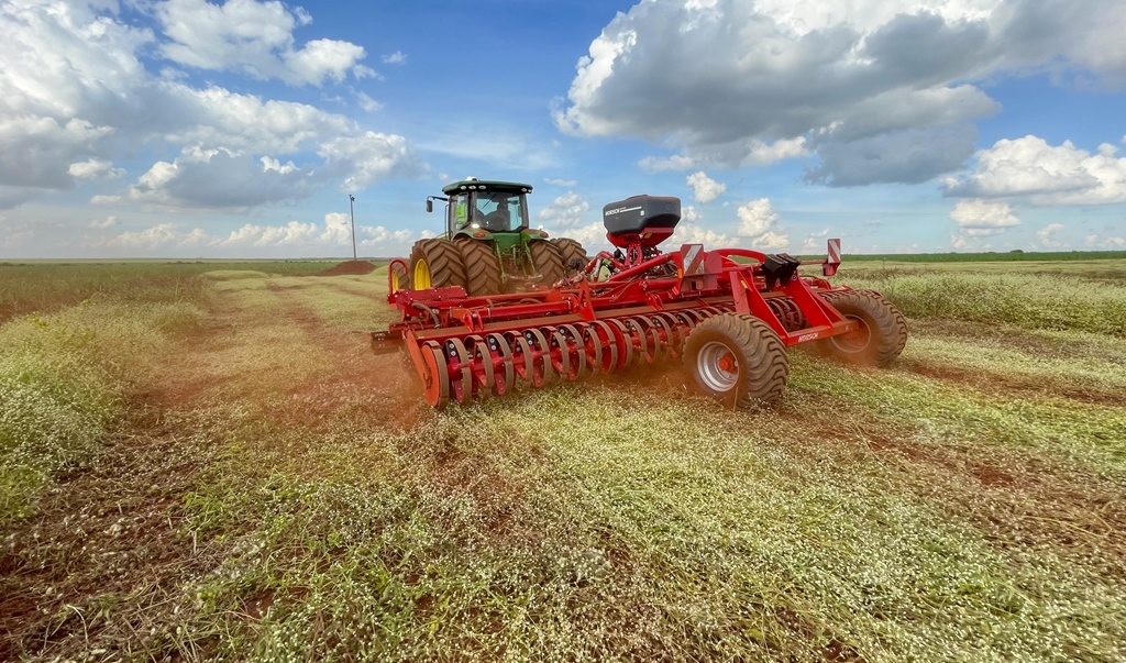 The cultivator can be used in both sugar cane and grain production, where it is important to maintain residues on the surface, even if slightly incorporated into the surface layer of the soil.