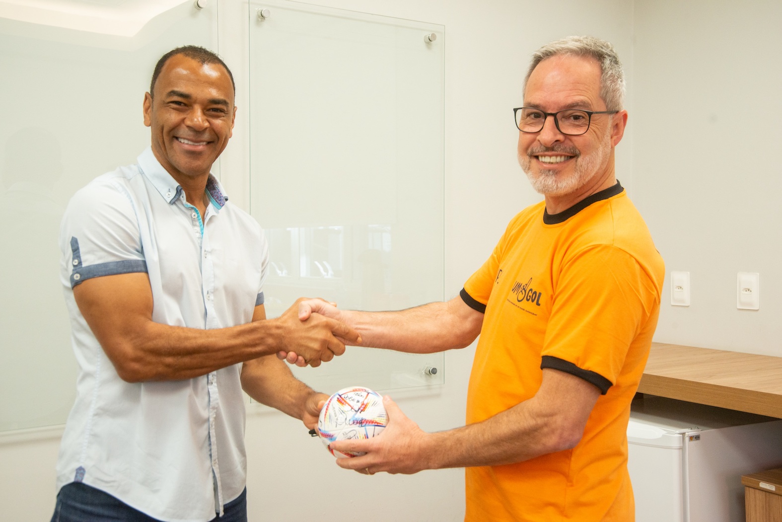 Em evento com Cafu, patrocinadora exibe taça da Copa da Mundo de