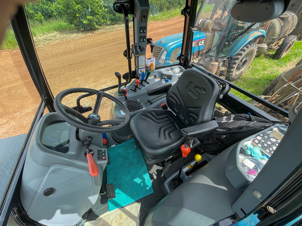 The cabin is comfortable, has an ergonomic seat and controls close to the operator, highlighting the touch and care given by the female operators.